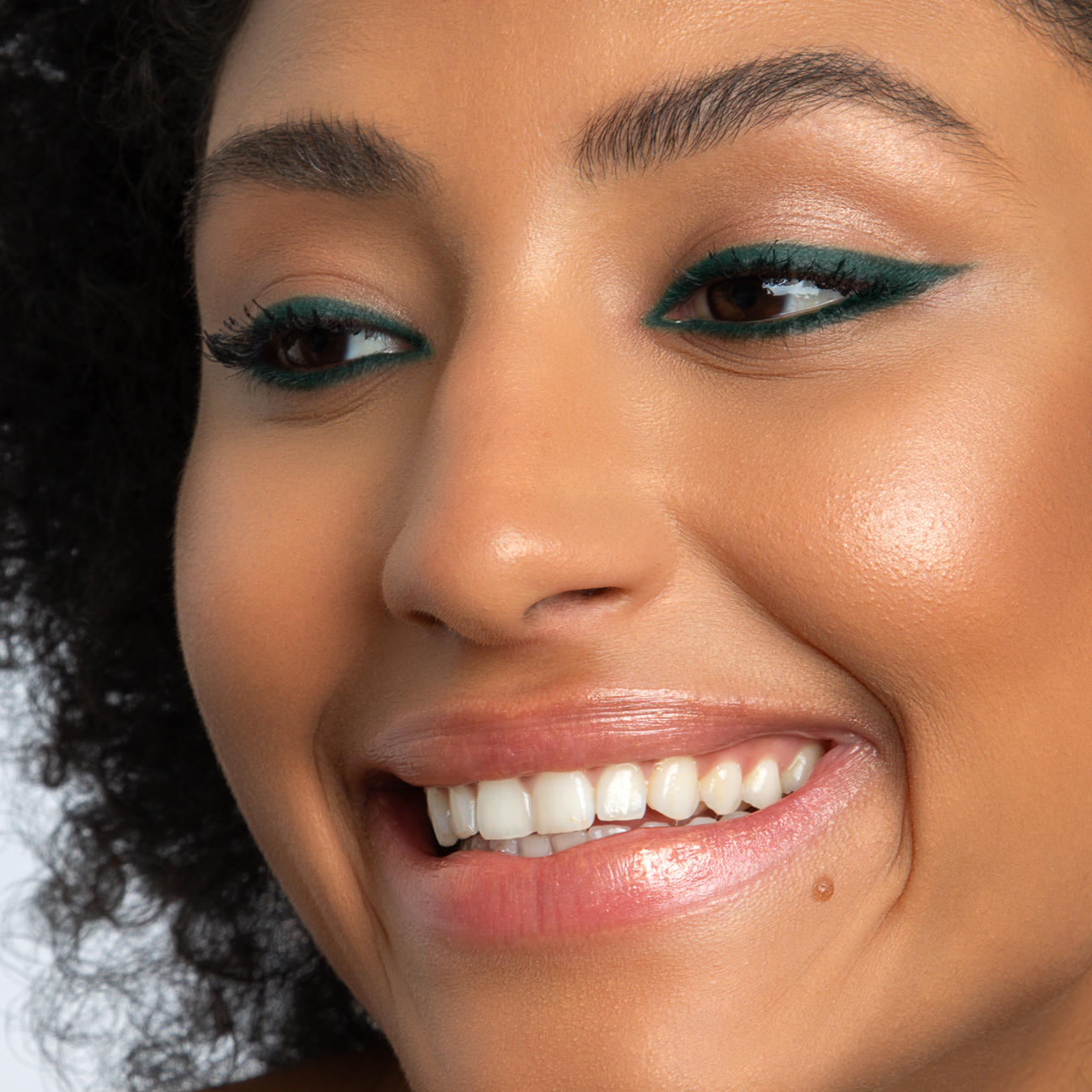 Andreia Professional Make Up - VELVET 12H Waterproof Eyeliner - DEEP GREEN - Image 3