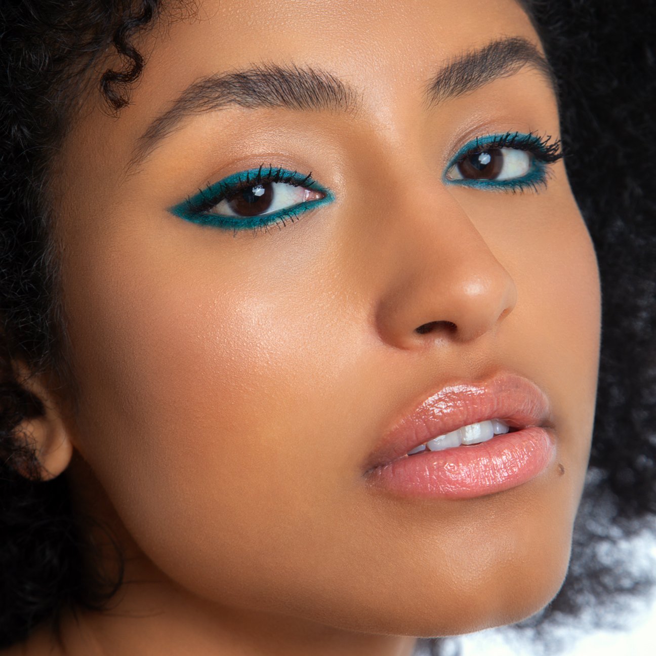 Andreia Professional Make Up - VELVET 12H Waterproof Eyeliner - TEAL - Image 3
